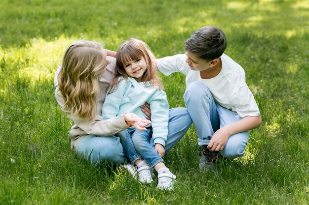 High View Kinder und Mutter spielen