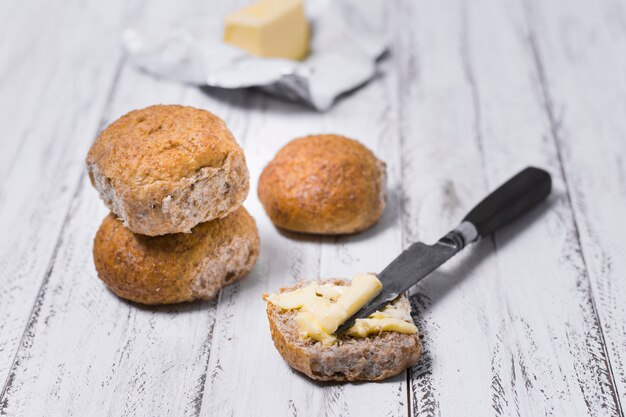 High View leckere Brötchen und Butter