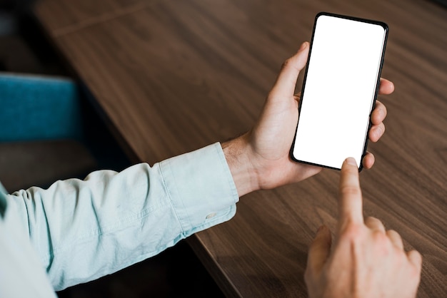 High View Person mit einem Smartphone