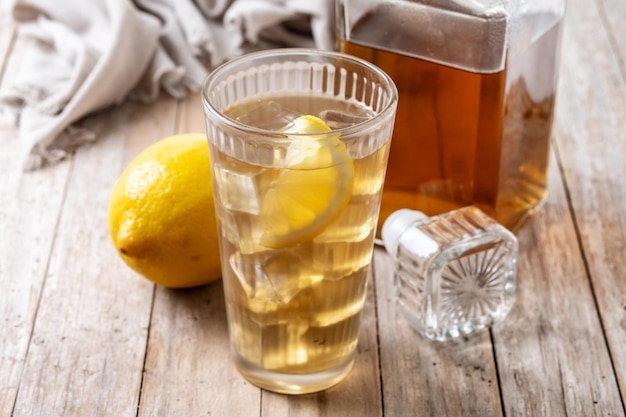 Kostenloses Foto highball whiskey mit soda und zitronengetränk auf einem holztisch