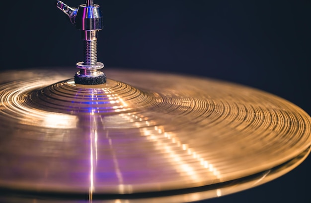 Hihat-Nahaufnahme von Tellern mit Drumsticks auf einem Hintergrund aus farbigen Laternen