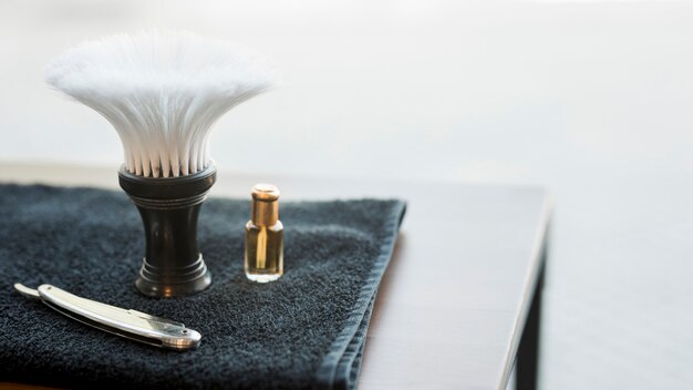 Hilfsmittel für das Rasieren des Bartes auf Schreibtisch