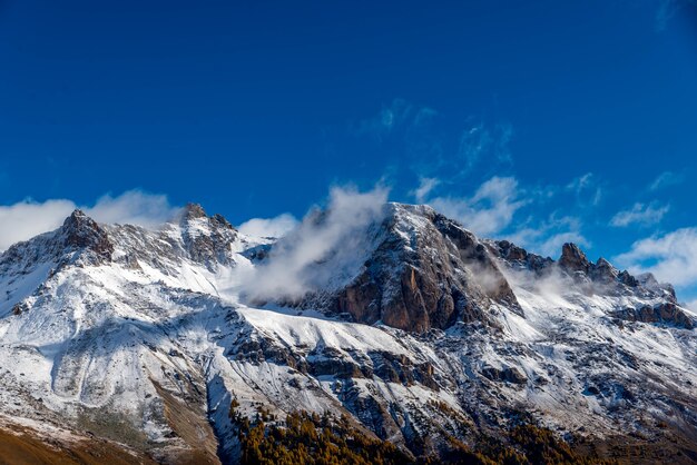 Himalaya bedeckt mit Schnee gegen den blauen Himmel