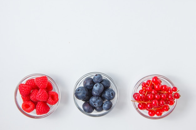 Himbeeren in einer Untertasse mit Blaubeeren Draufsicht