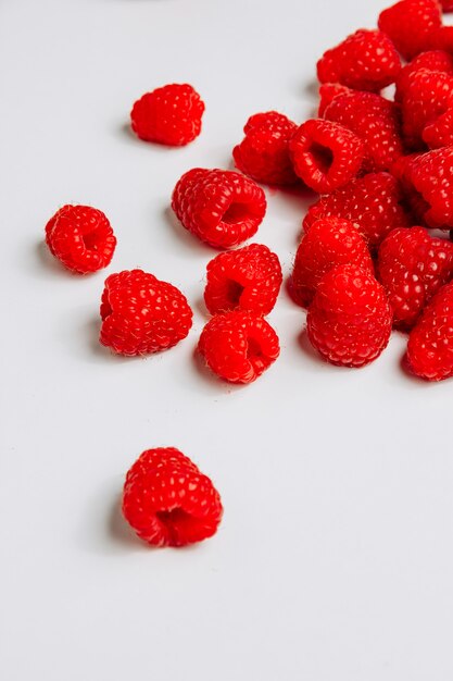 Himbeeren mit hohem Blickwinkel auf weißem Hintergrund. Vertikale