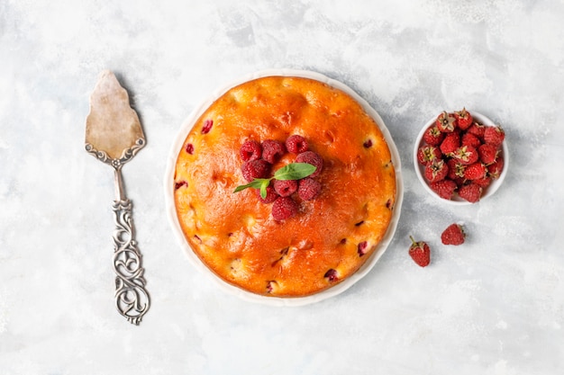 Kostenloses Foto himbeerkuchen mit puderzucker und frischen himbeeren auf einem licht. sommerbeerendessert.