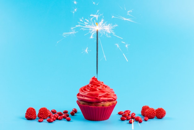 Kostenloses Foto himbeerkuchen rot von vorne mit creme auf blau