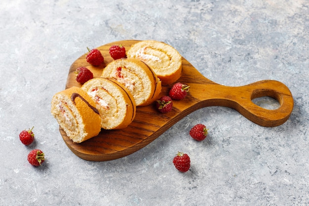 Himbeerkuchenrolle mit frischen beeren.