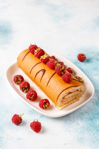 Himbeerkuchenrolle mit frischen Beeren.