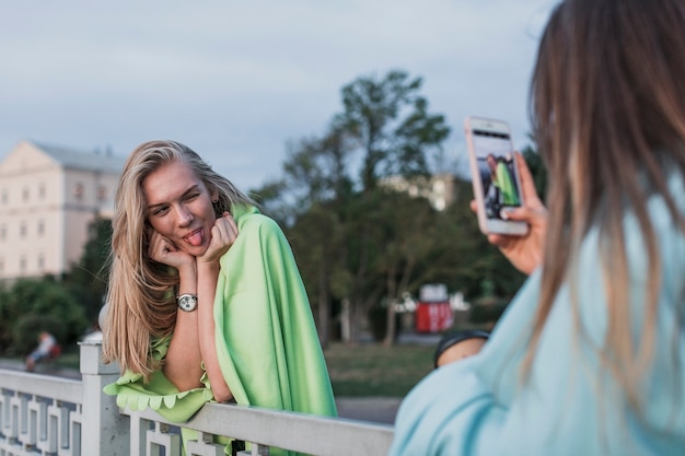 Hintere Ansicht der Kamera eine junge Frau fotografierend