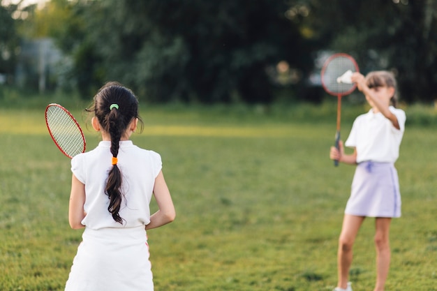 Hintere Ansicht des Mädchens Badminton mit ihrem Freund spielend