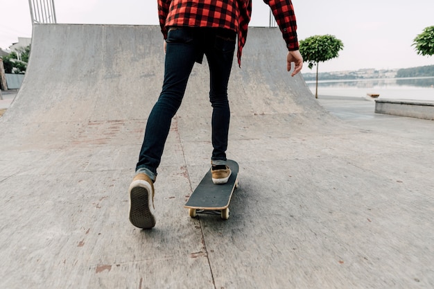 Hintere Ansicht des Mannes auf Skateboard