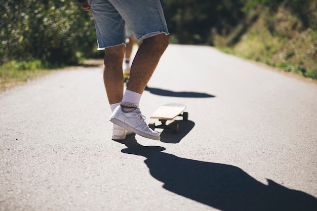 Kostenloses Foto hintere ansicht des mannes auf skateboard