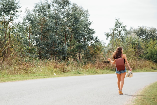 Kostenloses Foto hintere ansicht des reisenden weg gehend