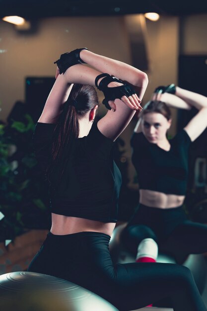 Hintere Ansicht einer Frau, die mit gymnastischem Ball trainiert