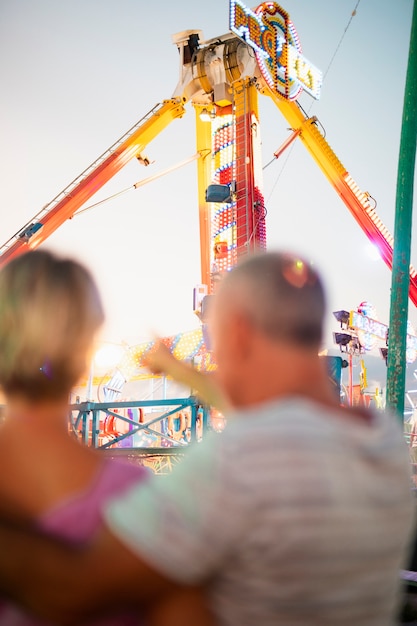 Hintere Ansicht unscharfe Paare am Freizeitpark