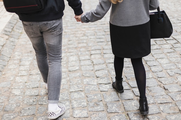 Kostenloses Foto hintere ansicht von paaren auf alter straße