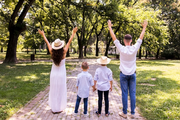 Hintere Ansichtfamilie, die Zeit zusammen verbringt