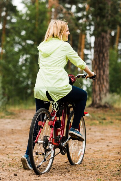 Hintere Ansichtfrau auf Fahrrad