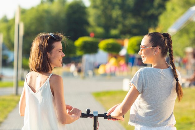 Hintere Ansichtfrauen, die einander betrachten