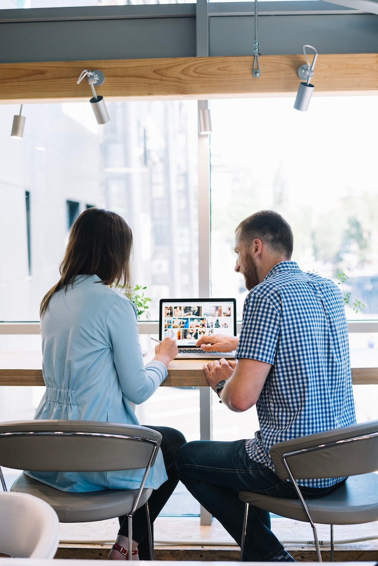 Kostenlose Foto hintere ansichtkollegen, die an laptop arbeiten