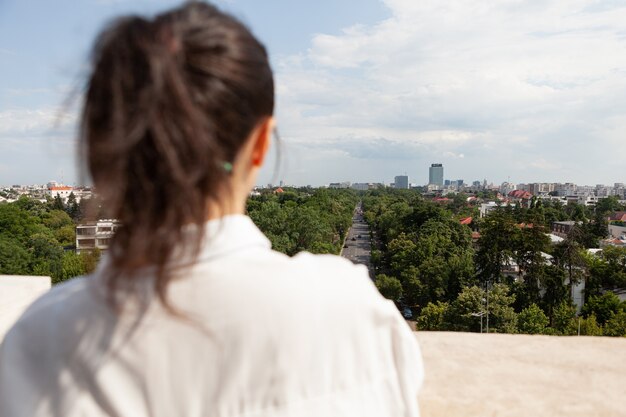 Hintere Vorderseite der Frau mit Blick auf den Panoramablick auf die Metropole s