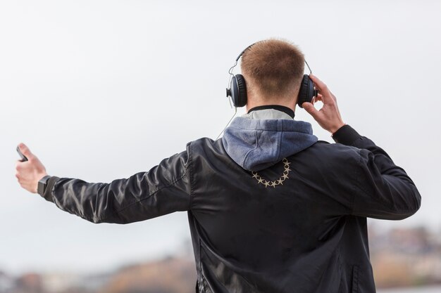 Hinterer Ansichtmann, der draußen Musik hört