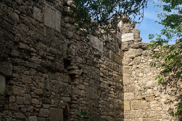Hintergrund - antike ruinen, alte steinmauer eines zerstörten gebäudes