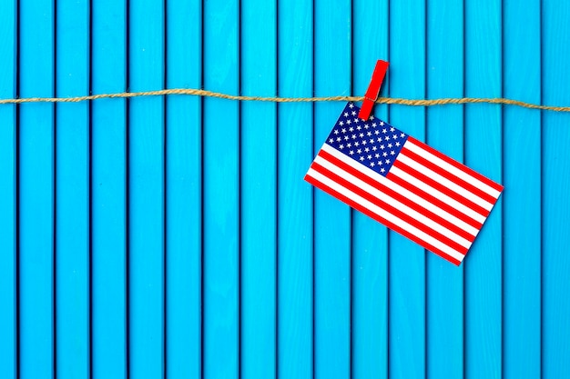 Kostenloses Foto hintergrund der amerikanischen flagge auf wäscheleine