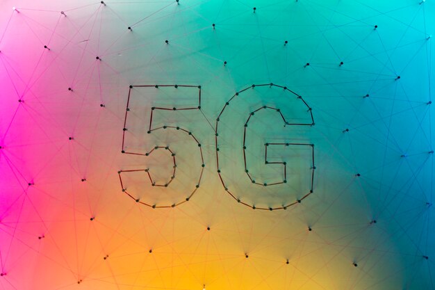 Hintergrund der Datentechnologie 5g mit Steigung