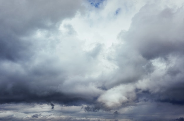 Hintergrund der dunklen Wolken vor einem Gewitter. Dramatischer Himmel.