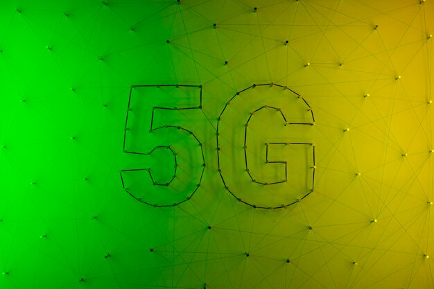 Hintergrund der modernen Technologie 5g mit Steigung
