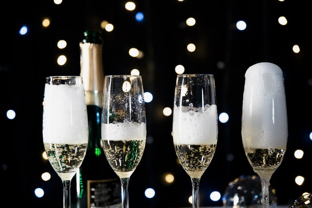 Hintergrund des neuen Jahres mit Champagnergläsern