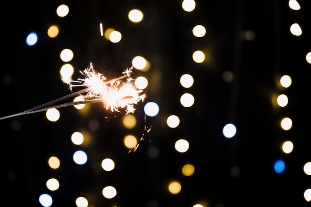 Hintergrund des neuen Jahres mit Wunderkerze