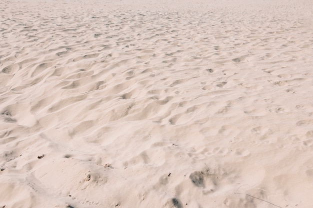 Hintergrund des Sandes mit kleinen Dünen