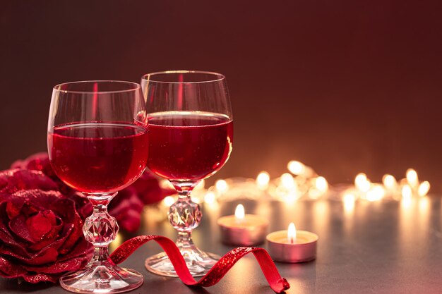 Hintergrund für Valentine39s Day mit Gläsern Wein auf einem verschwommenen Hintergrund
