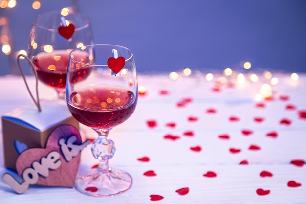 Kostenloses Foto hintergrund mit gläsern wein romantisches abendessen für valentine39s-tageskonzept