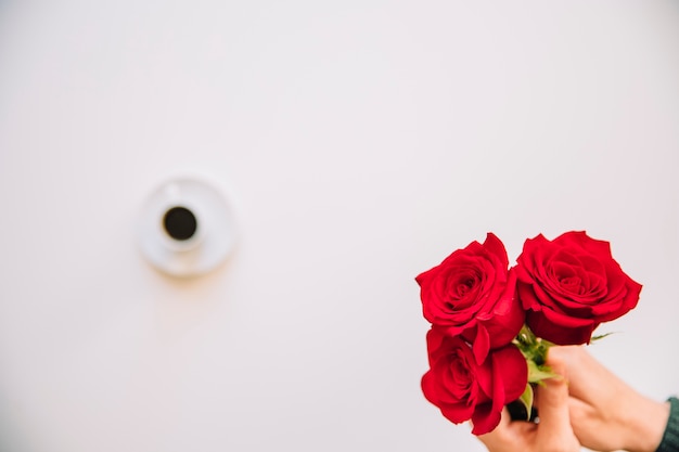 Kostenloses Foto hintergrund mit rosen und kaffee