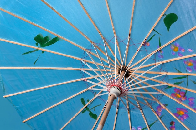 Hintergrund mit traditionellem japanischem Wagasa-Regenschirm