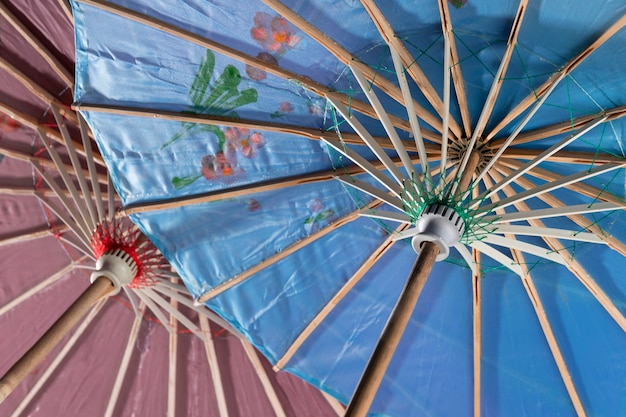 Hintergrund mit traditionellem japanischem Wagasa-Regenschirm