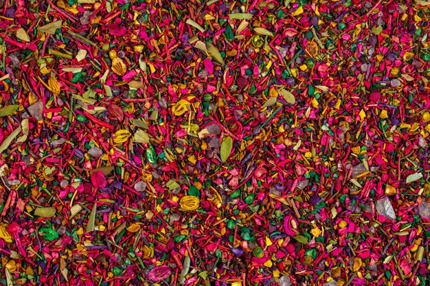 Hintergrund von mehrfarbigen getrockneten Blütenblättern blüht und Kräuter Draufsicht