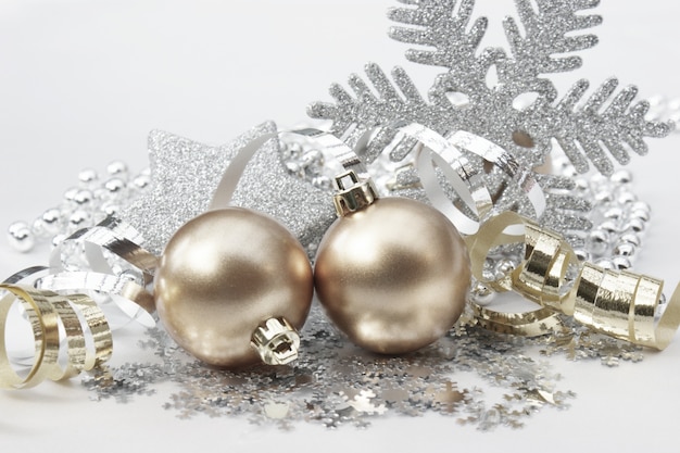 Hintergrund Weihnachten mit Dekorationen in Gold und Silber