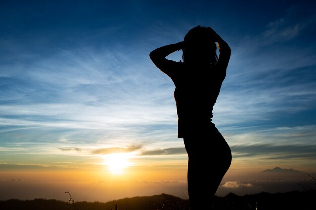 Hintergrundbeleuchtung. Mädchen Silhouette. Bali. Indonisya