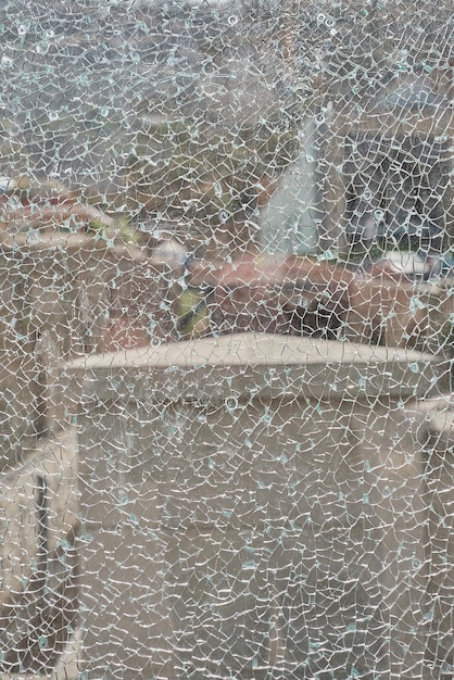 Hintergrundidee aus zerbrochenem Glas auf dem Hintergrund des Stadtlebens Versicherungsidee oder Absturz auf dem Hintergrund des Stadtlebens Vertikaler Rahmen