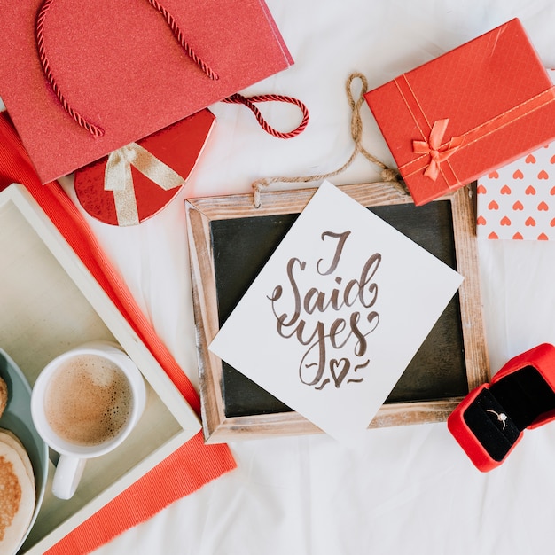 Hinweis auf Tafel in der Nähe von Geschenken und Frühstück