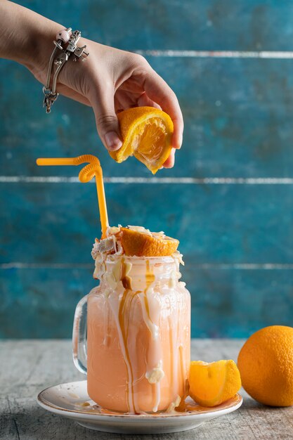 Hinzufügen von Orangensaft zum milchig-cremigen Dessert