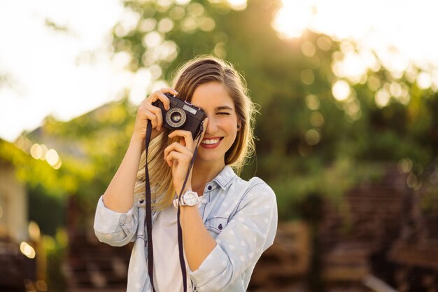 Hippie-Frau mit Retro- Filmkamera