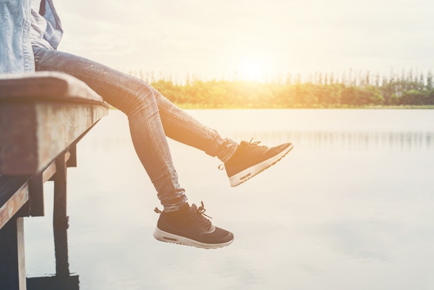 Kostenloses Foto hipster frauen feets auf dem see verlegung mit ihrem urlaub entspannen