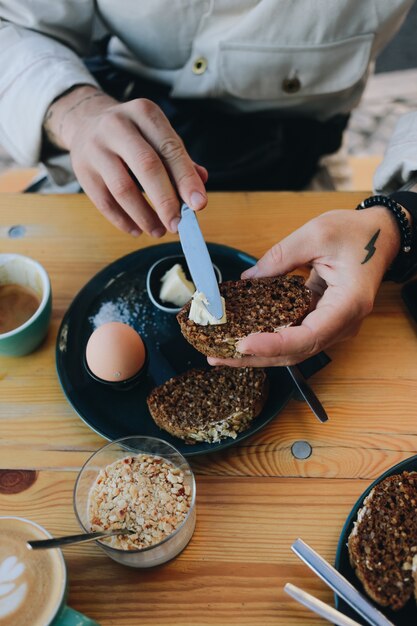 Hipster Frühstück im Cafe mit Roggenbrot