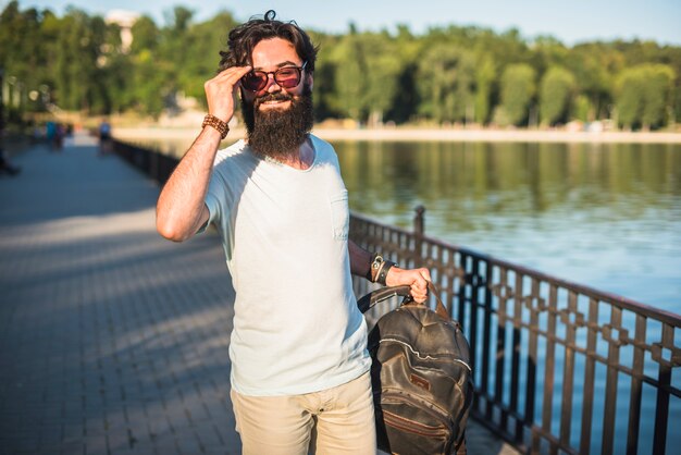 Hipster im Urlaub am See